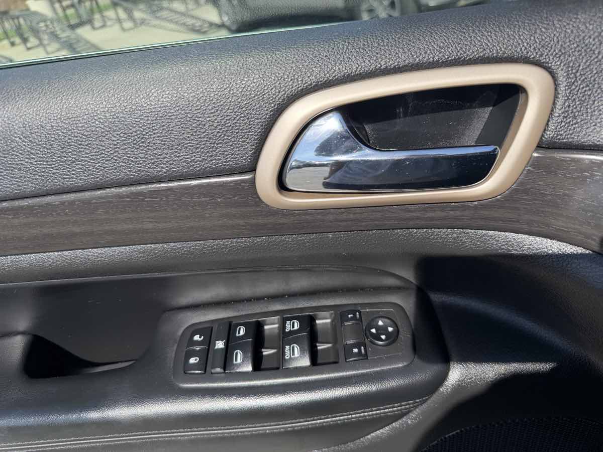 Jeep Grand Cherokee photo 8