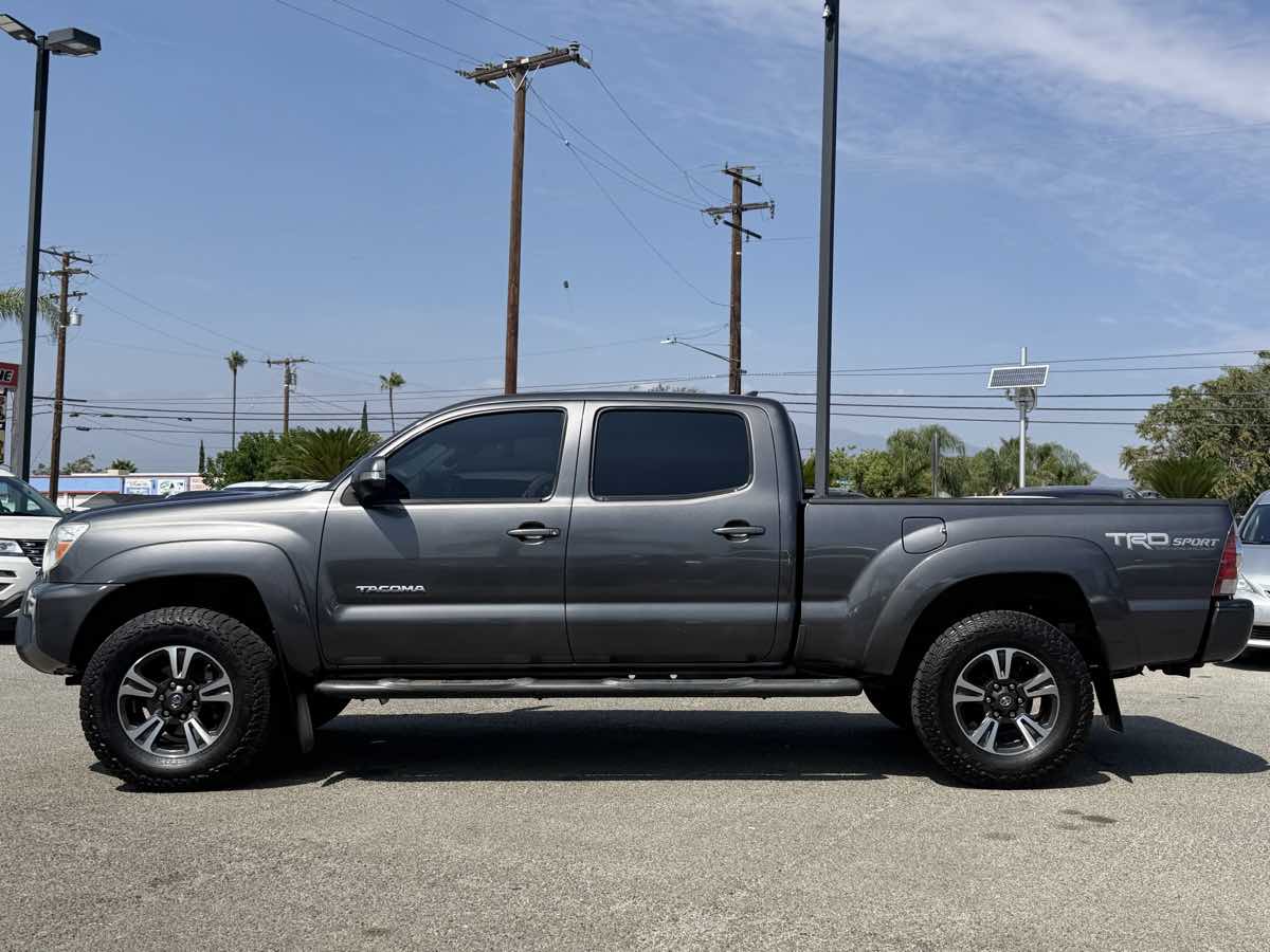 Toyota Tacoma photo 2