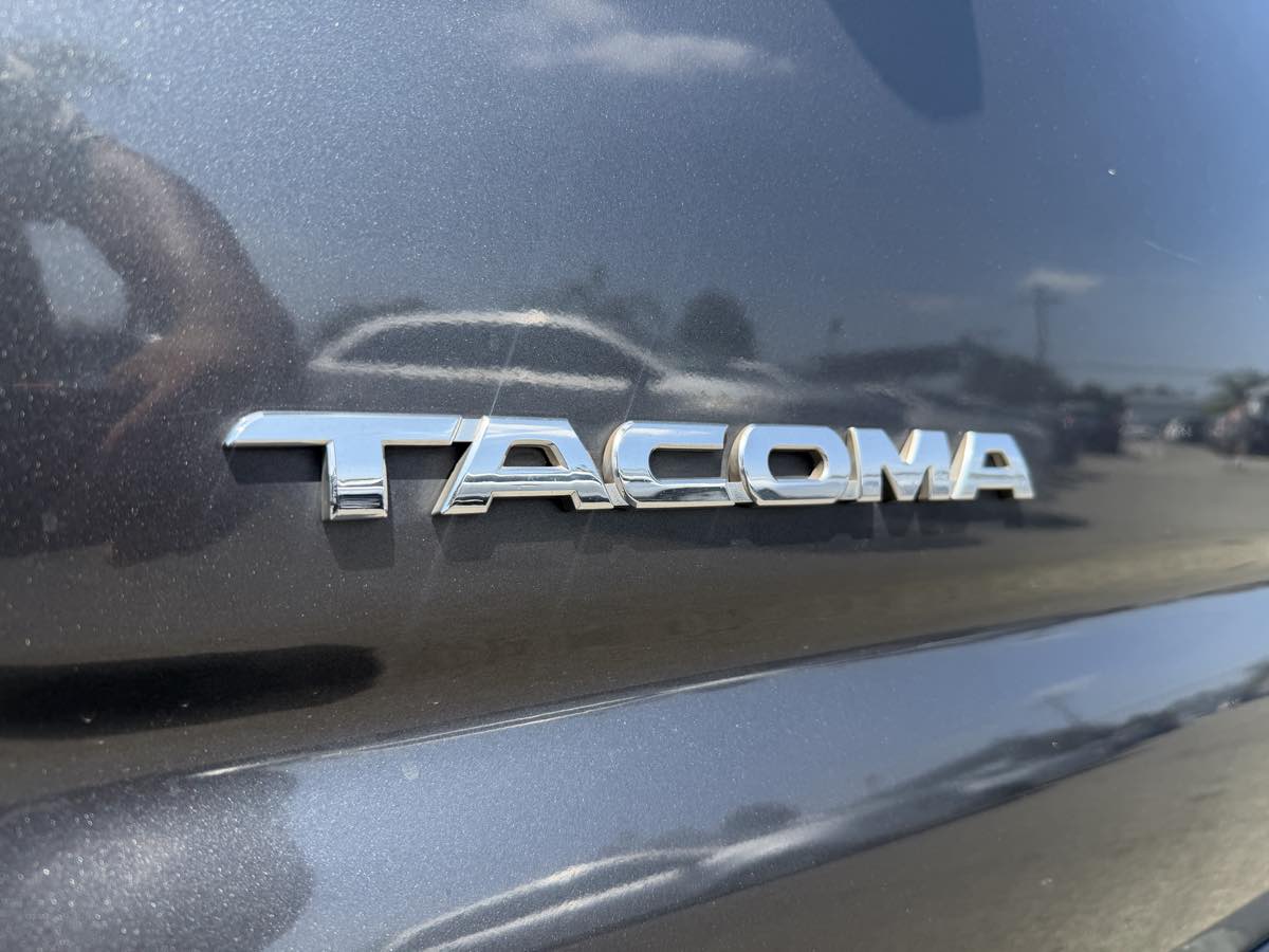 Toyota Tacoma photo 3