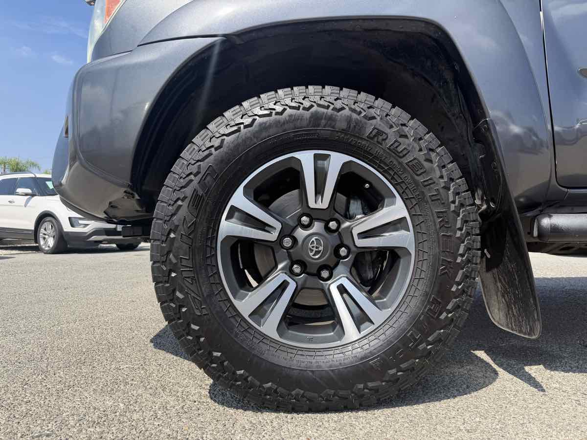 Toyota Tacoma photo 4