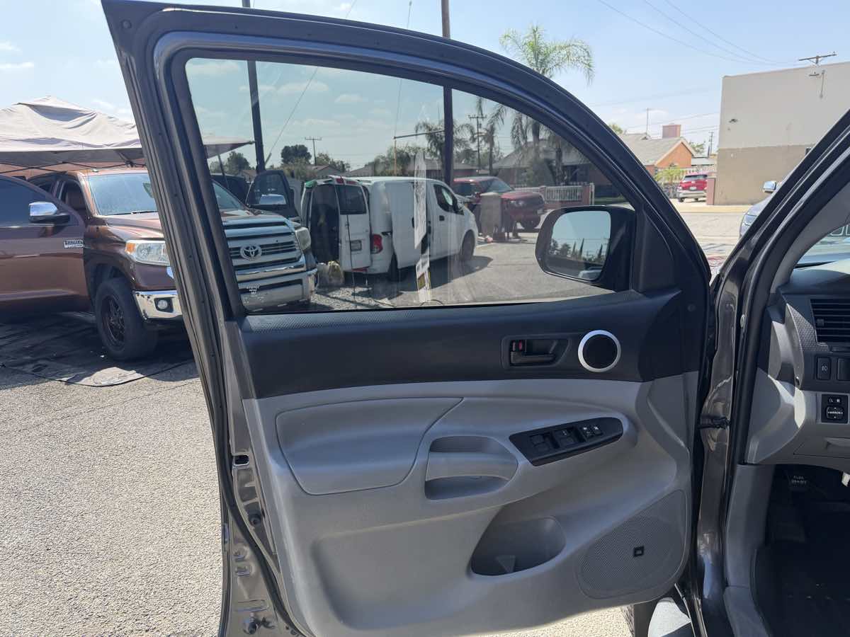 Toyota Tacoma photo 8