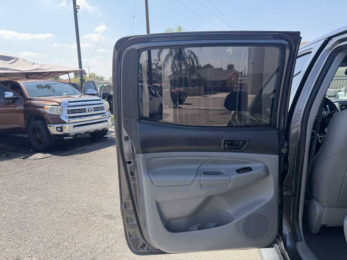 Toyota Tacoma photo 16
