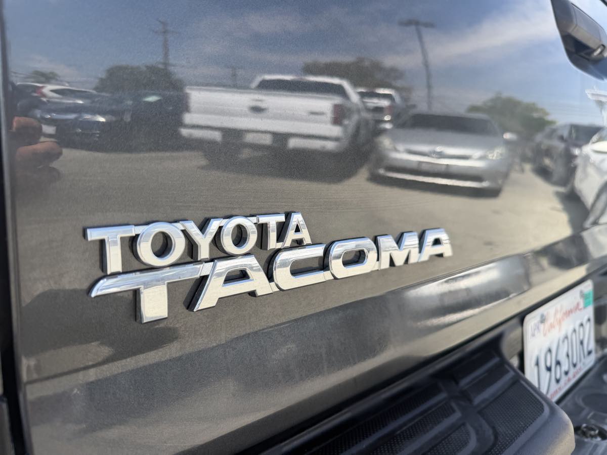 Toyota Tacoma photo 23