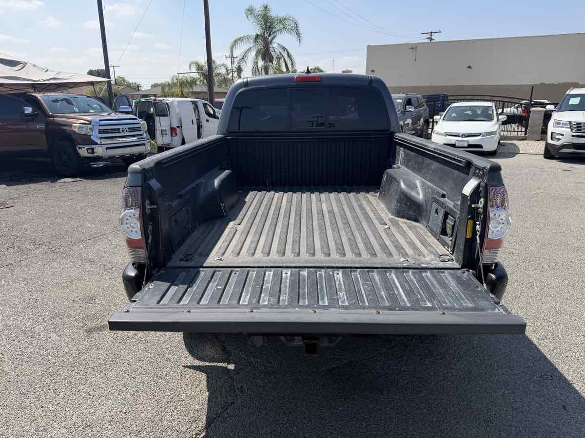 Toyota Tacoma photo 25