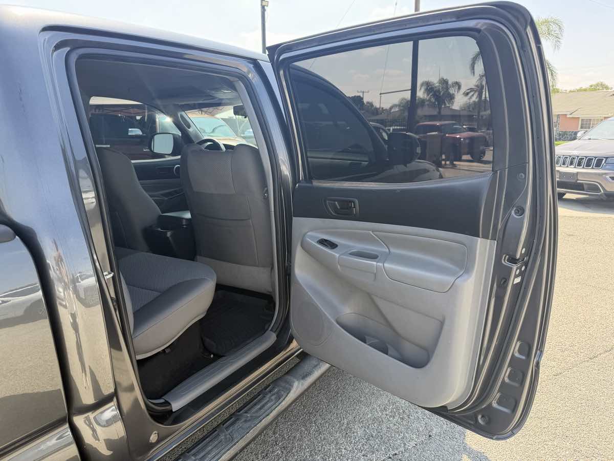 Toyota Tacoma photo 32