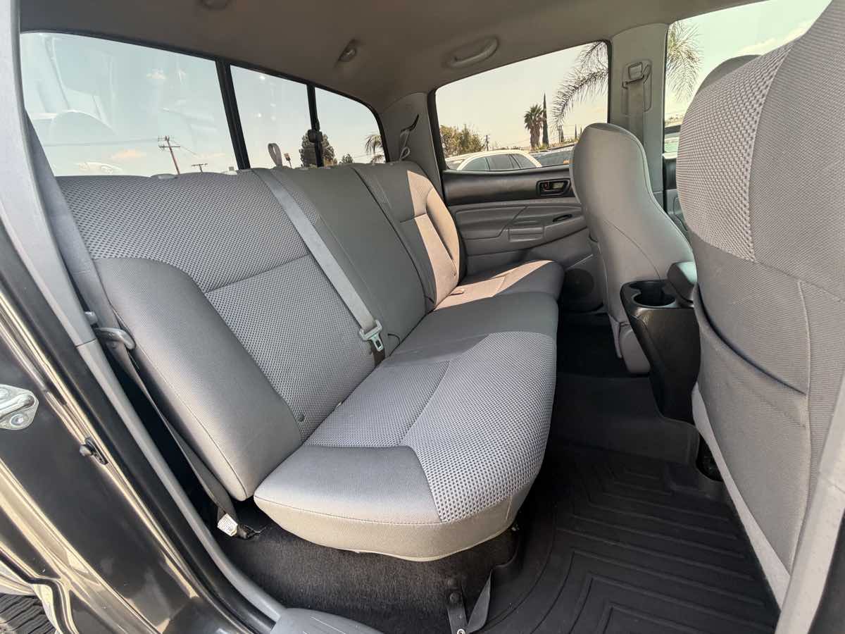 Toyota Tacoma photo 33