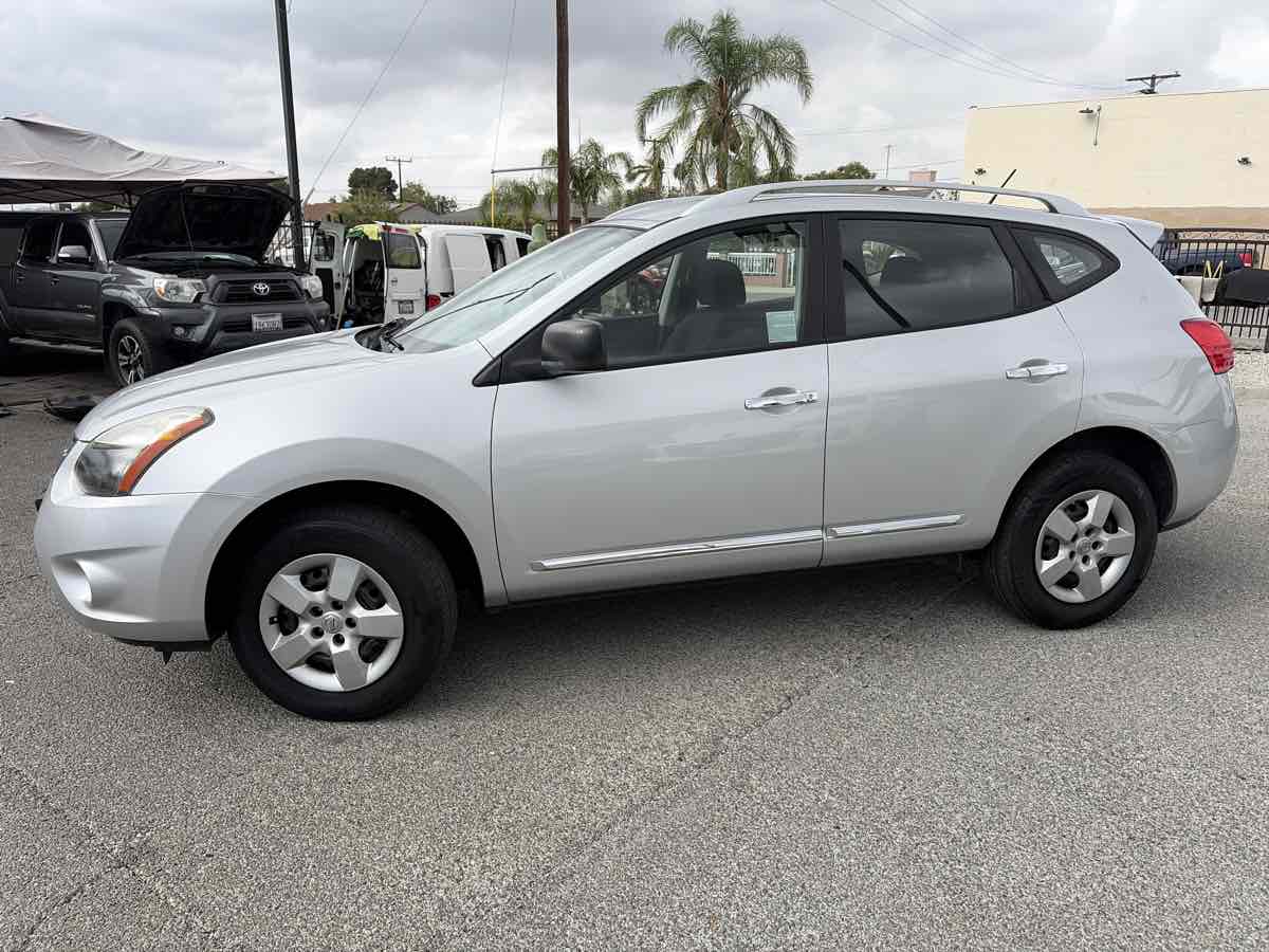 Nissan Rogue Select photo 2