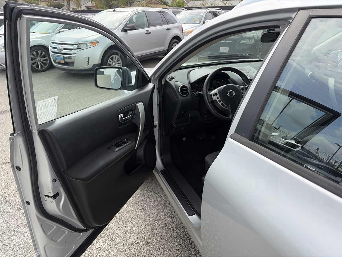 Nissan Rogue Select photo 6