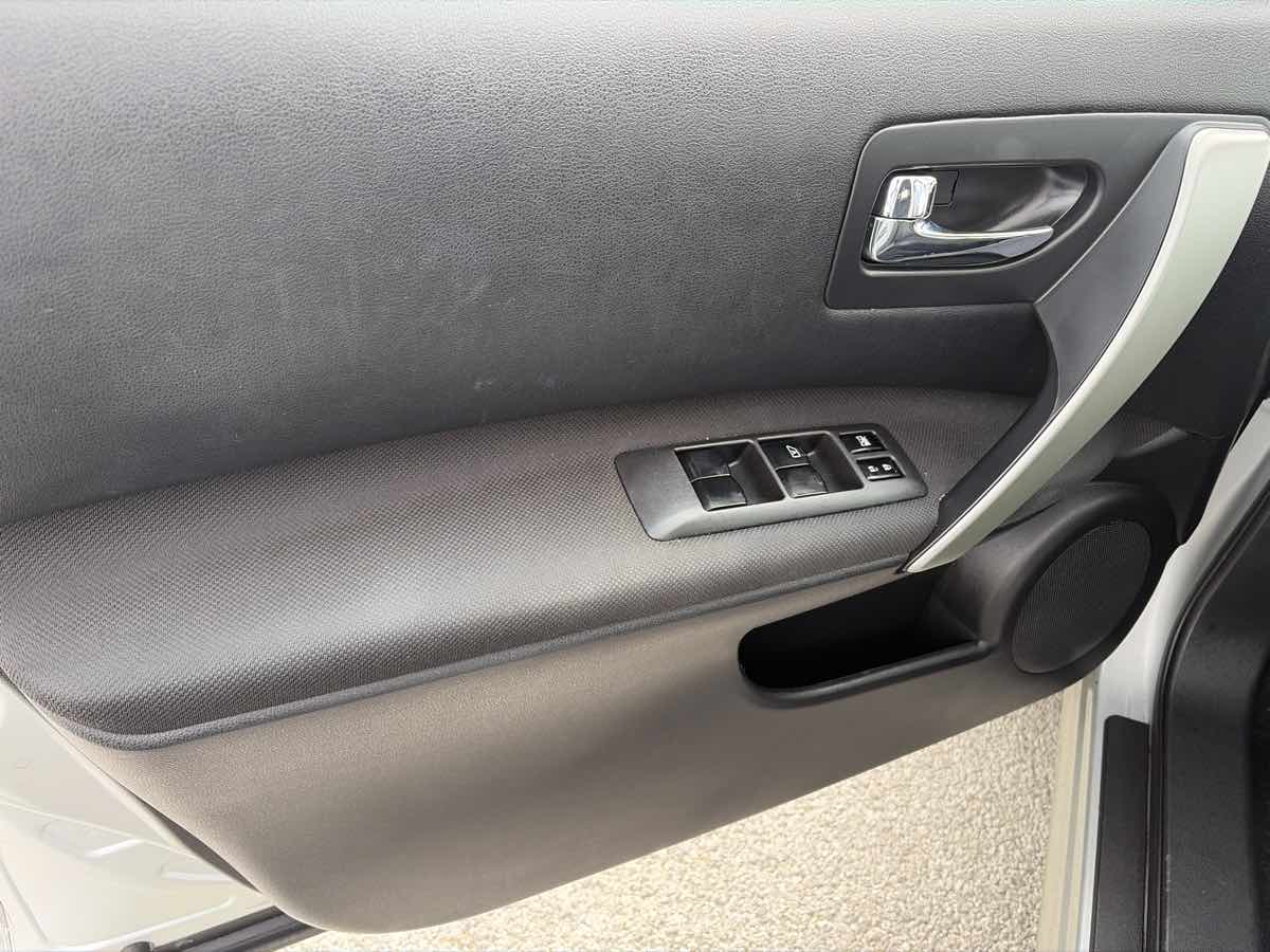 Nissan Rogue Select photo 7