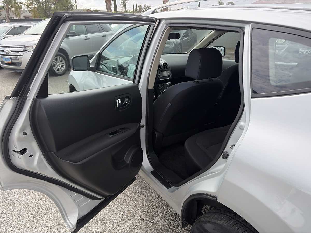 Nissan Rogue Select photo 10