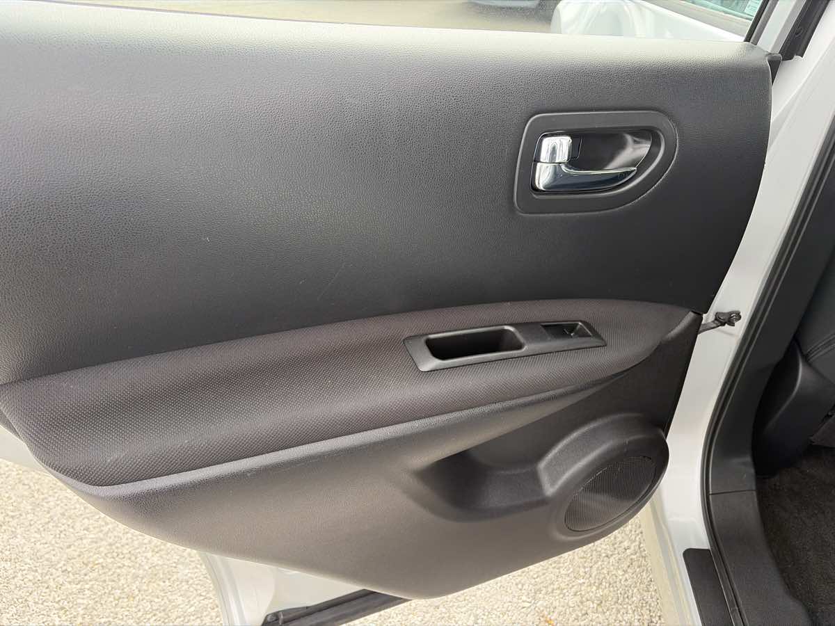 Nissan Rogue Select photo 11