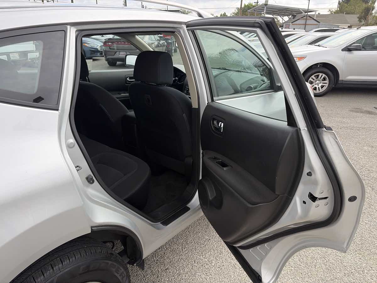 Nissan Rogue Select photo 18