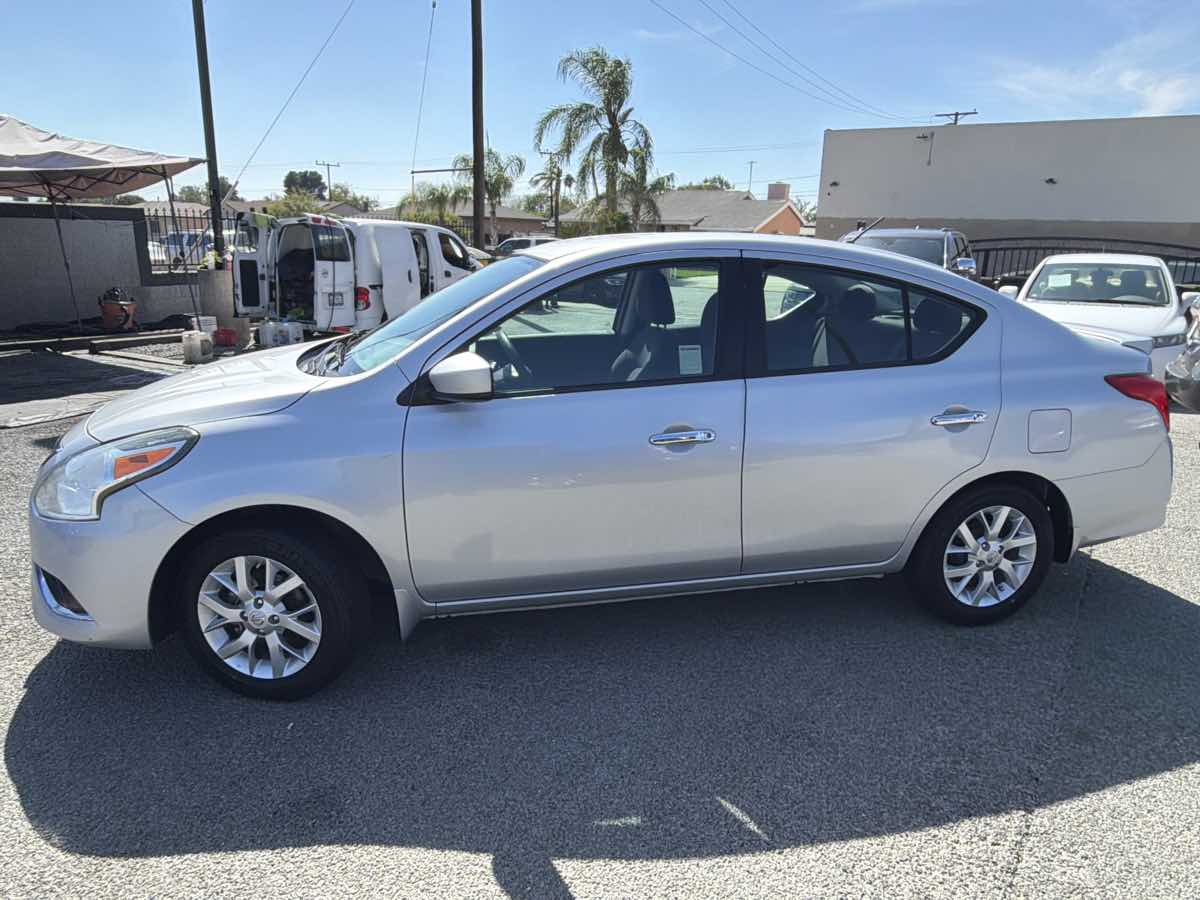 Nissan Versa photo 2