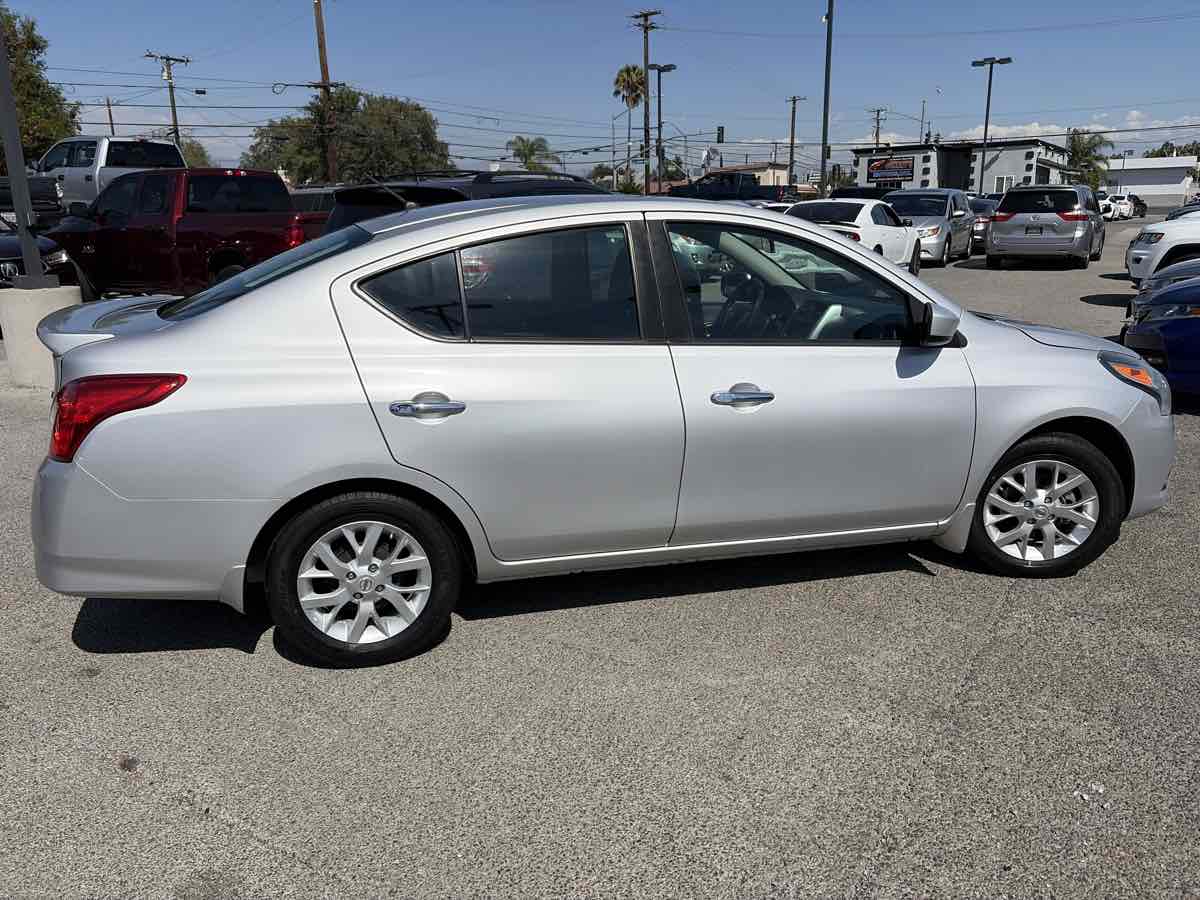 Nissan Versa photo 3