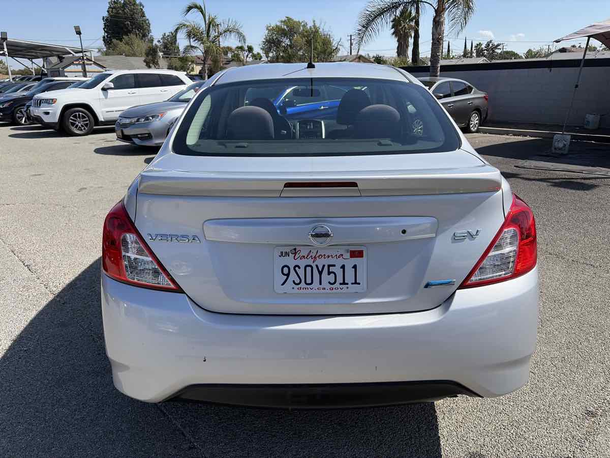 Nissan Versa photo 4