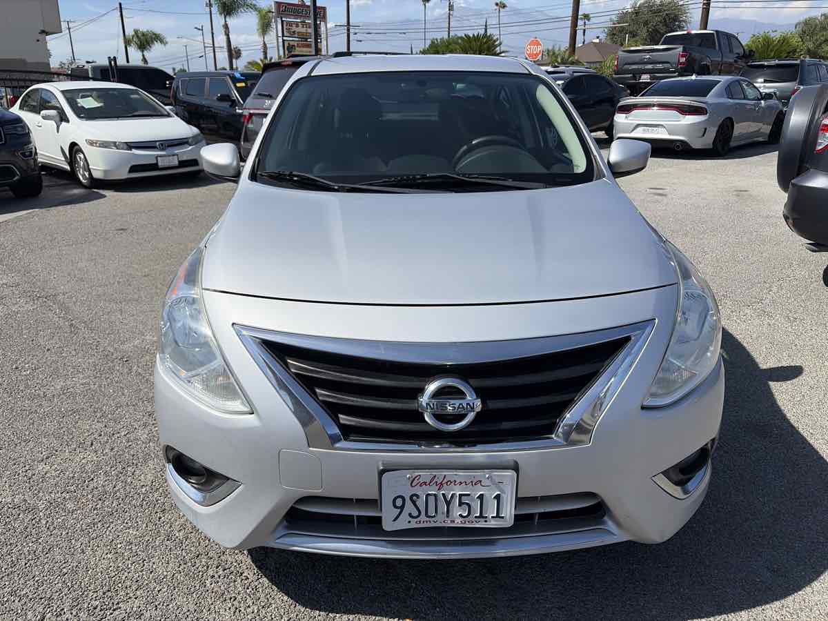 Nissan Versa photo 5
