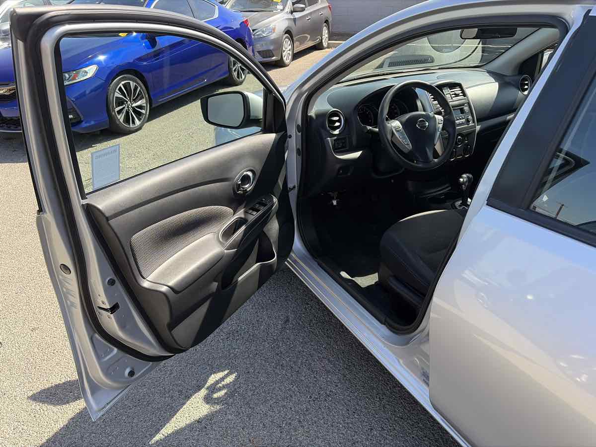 Nissan Versa photo 6