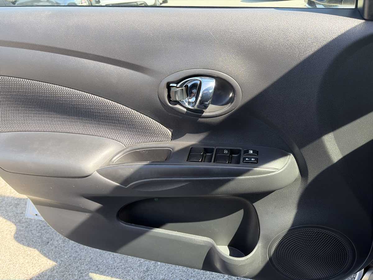 Nissan Versa photo 7