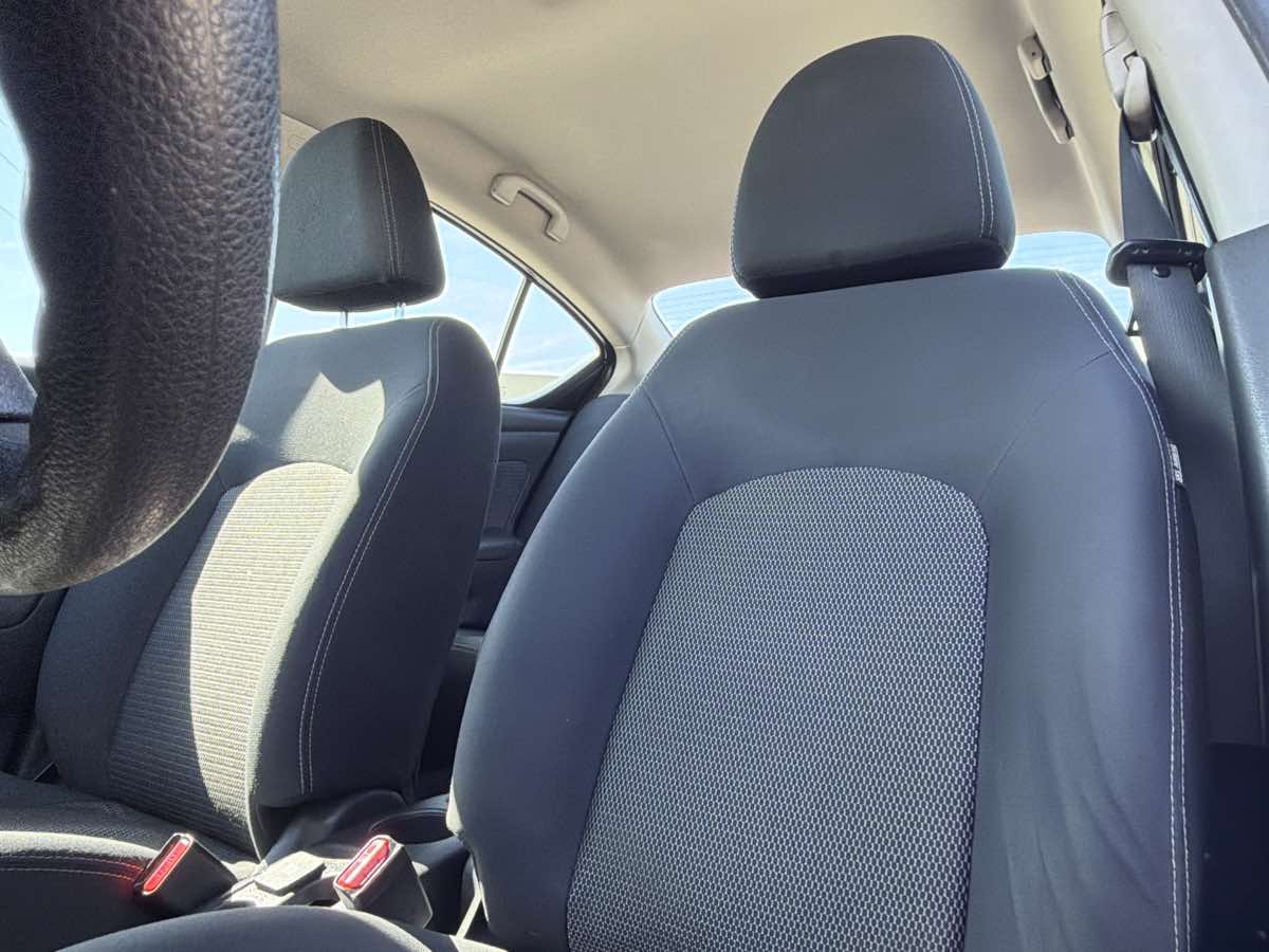 Nissan Versa photo 8