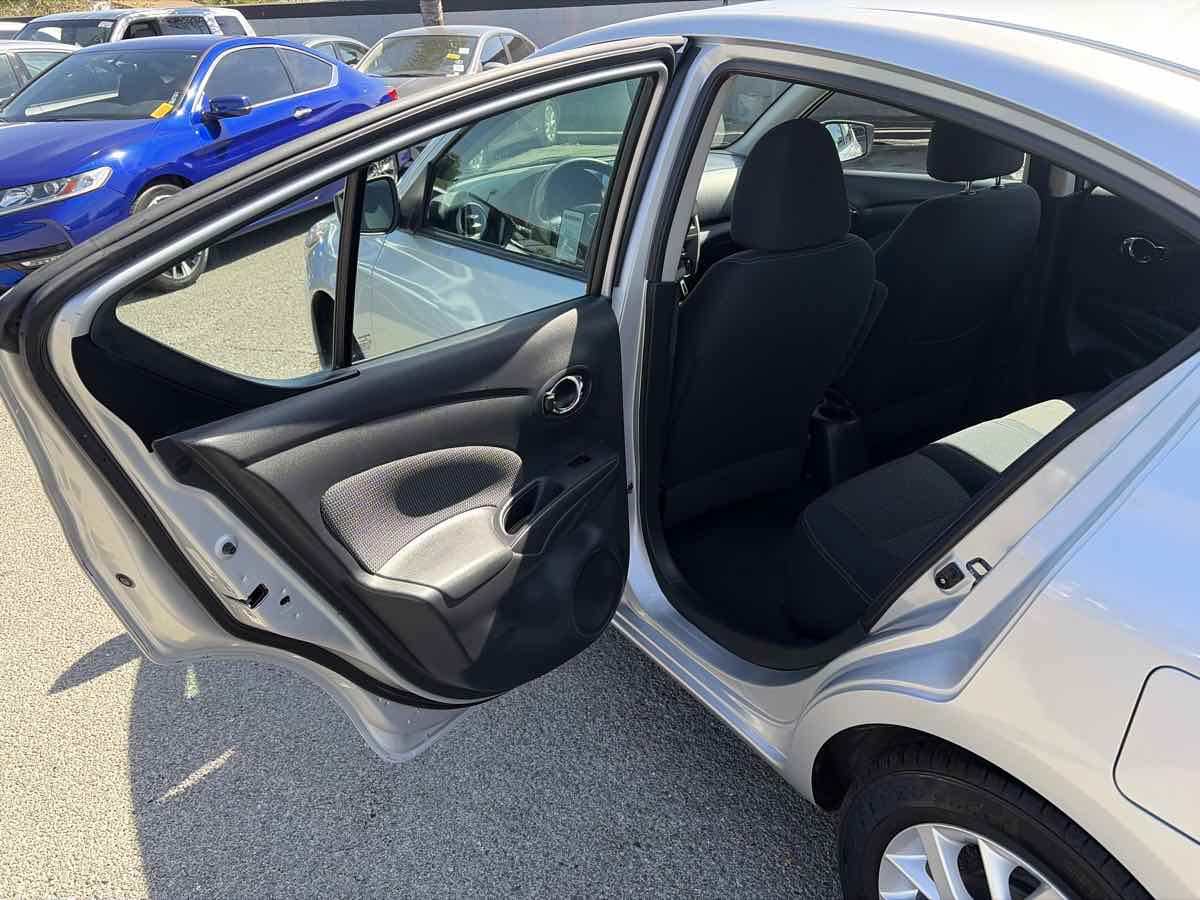 Nissan Versa photo 11
