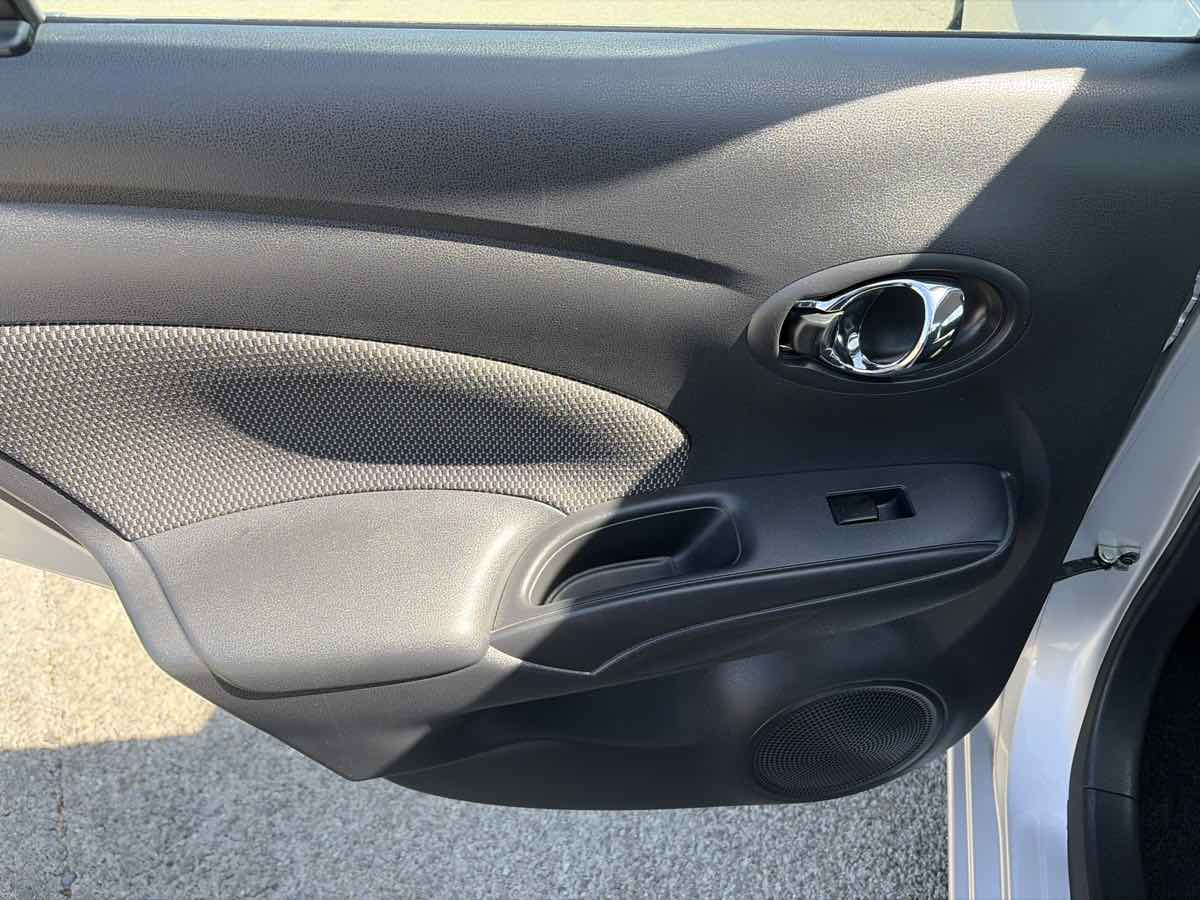 Nissan Versa photo 12