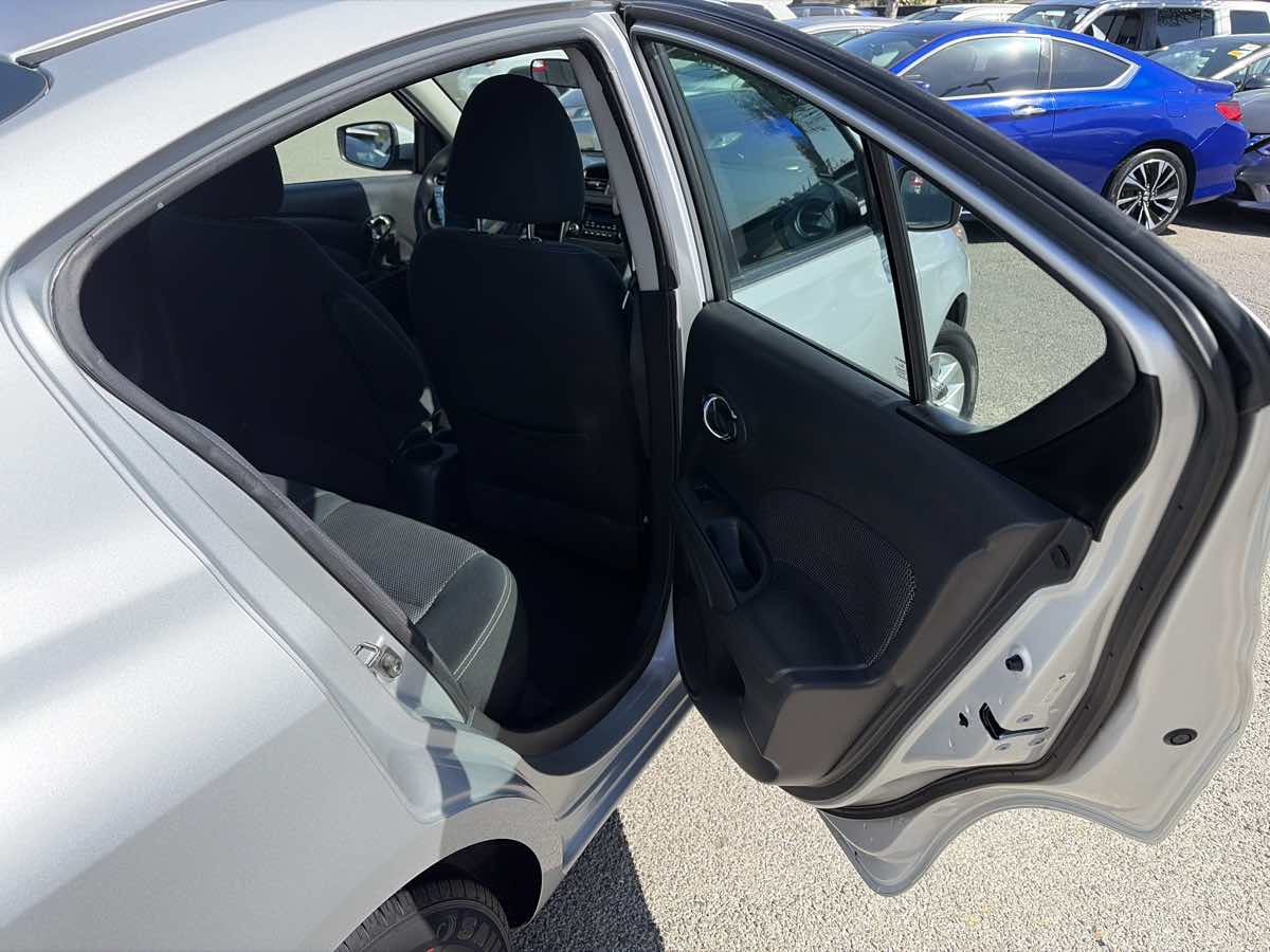 Nissan Versa photo 24