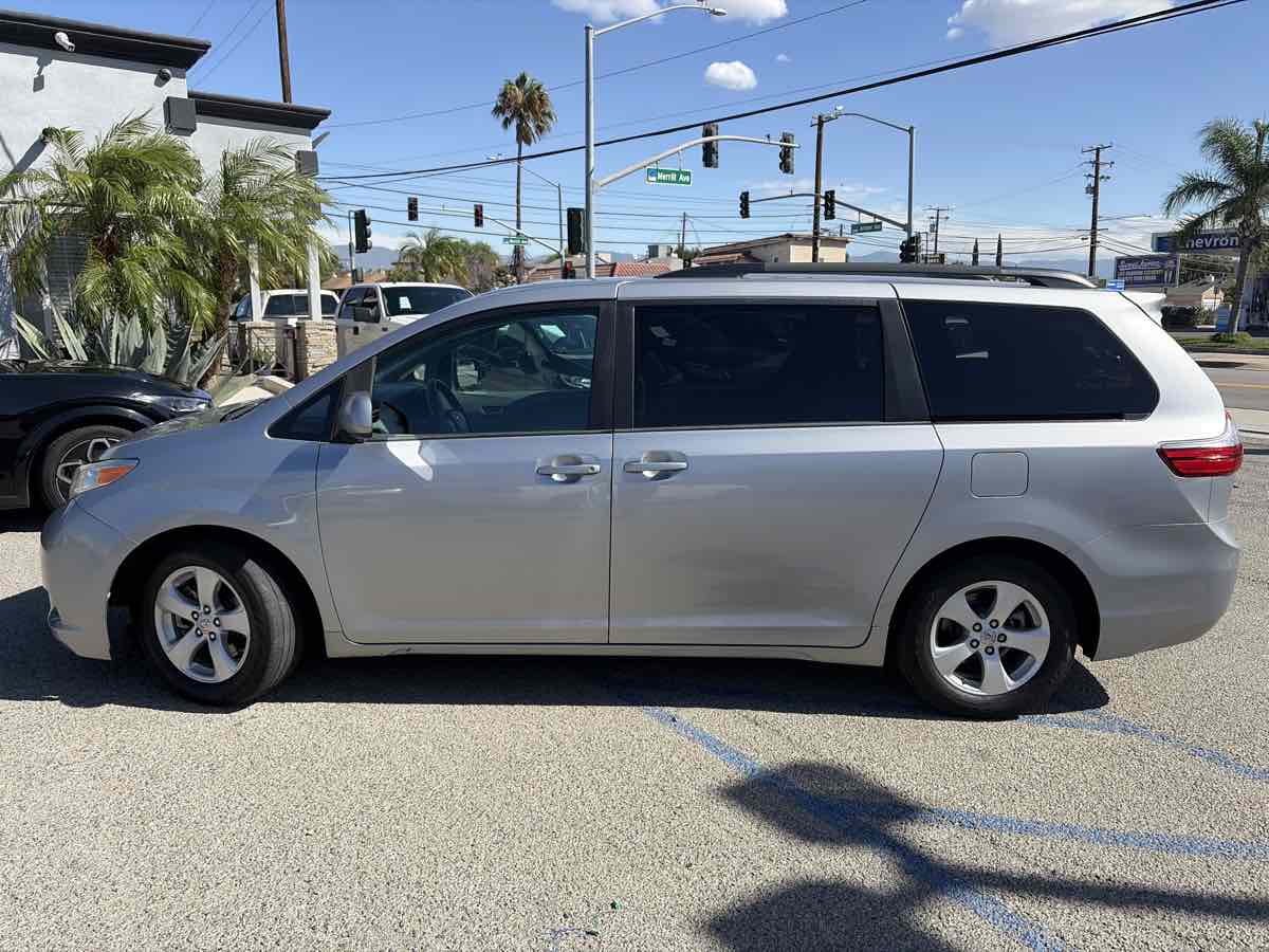 Toyota Sienna photo 2