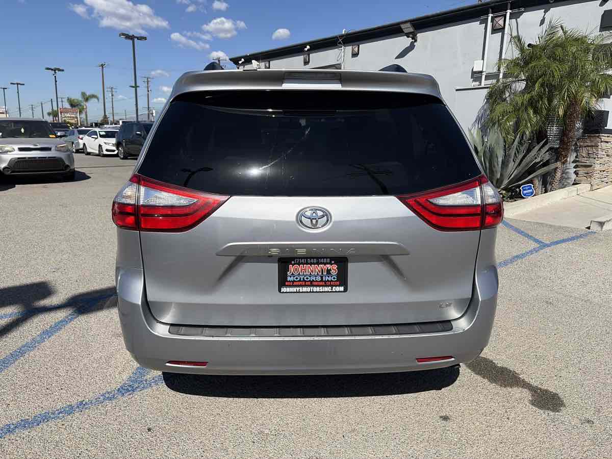Toyota Sienna photo 3
