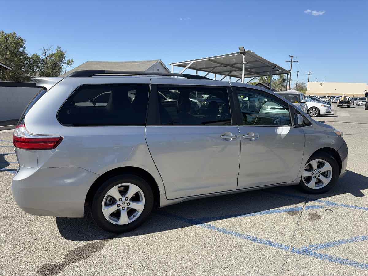 Toyota Sienna photo 4