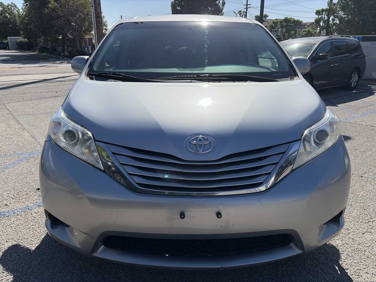 Toyota Sienna photo 5
