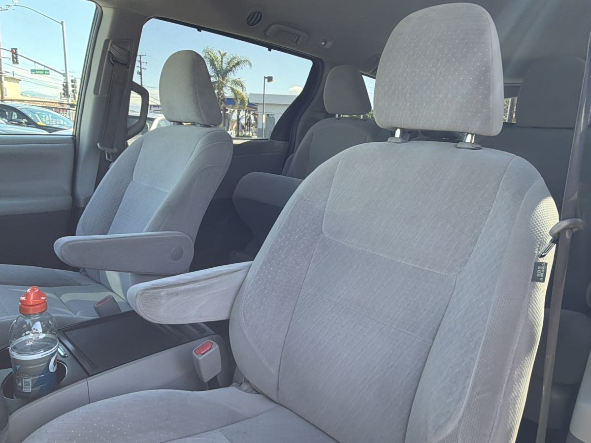 Toyota Sienna photo 6