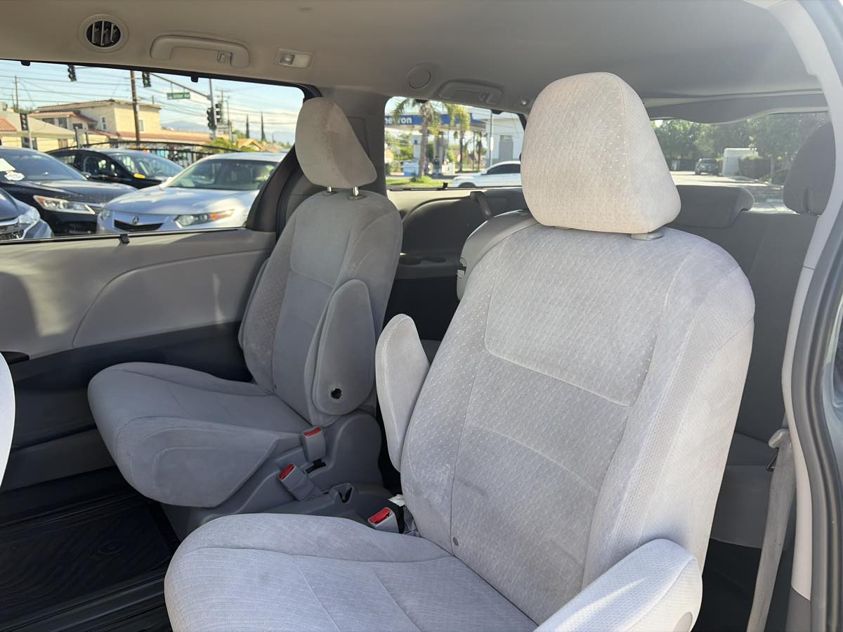 Toyota Sienna photo 9