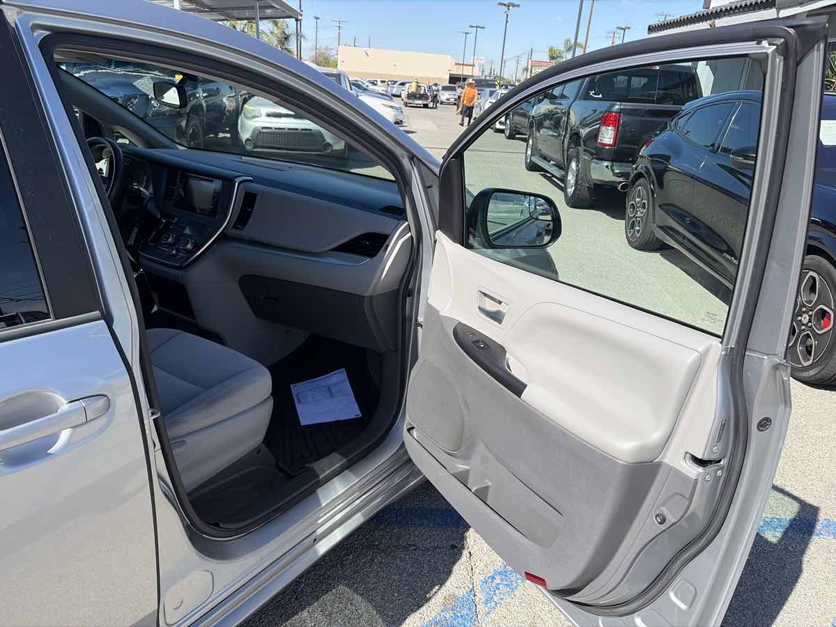Toyota Sienna photo 24