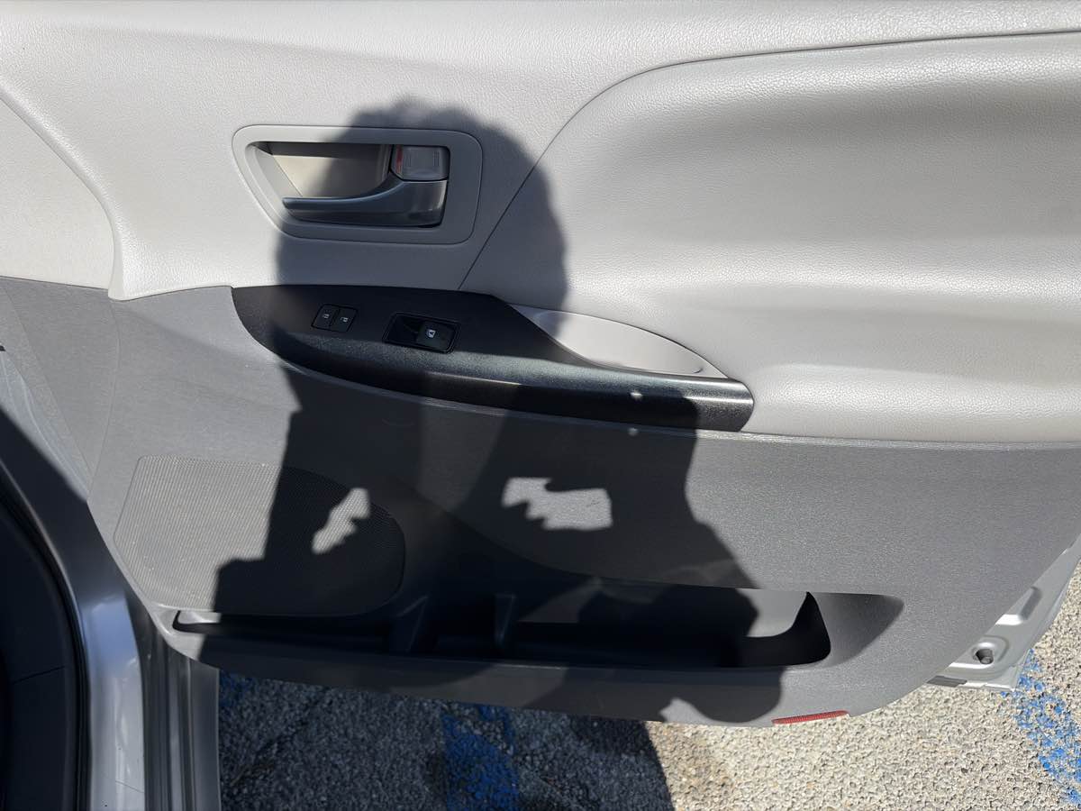 Toyota Sienna photo 25