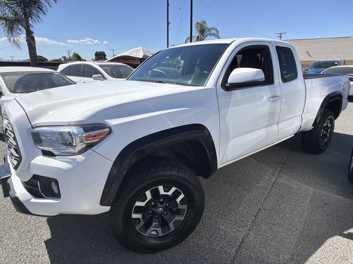 Toyota Tacoma photo 2