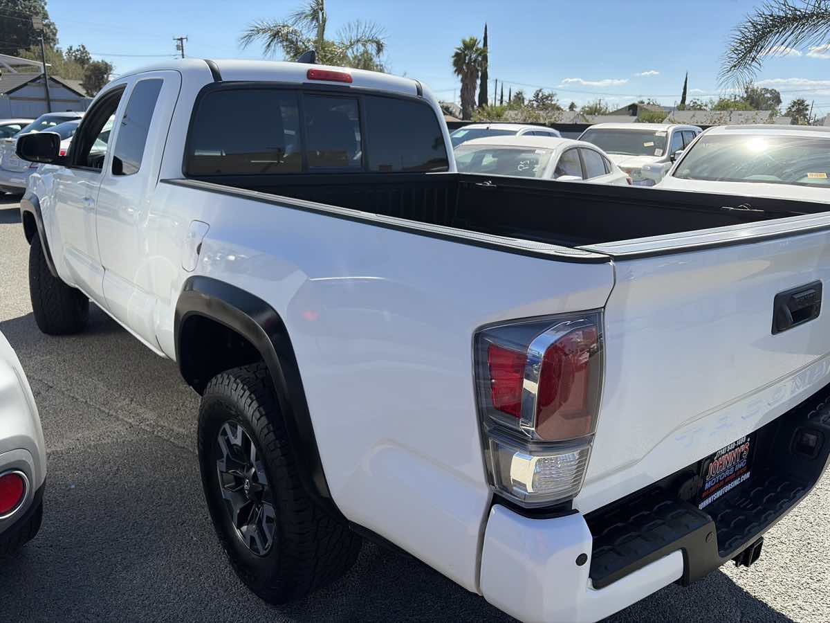 Toyota Tacoma photo 3