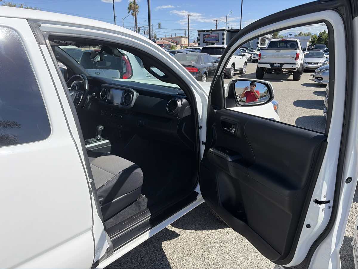 Toyota Tacoma photo 16