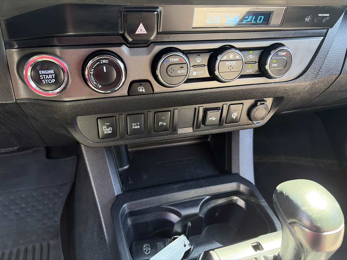 Toyota Tacoma photo 32