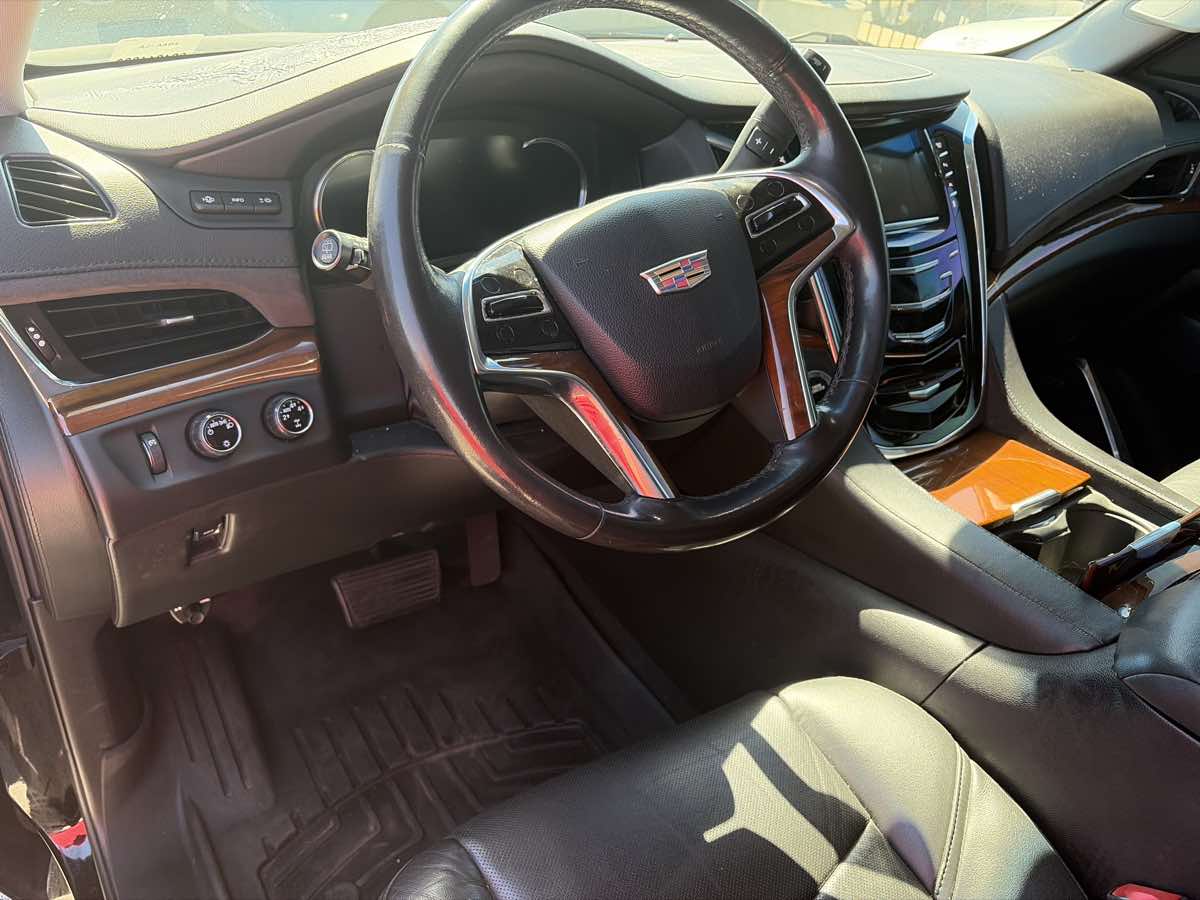 Cadillac Escalade ESV photo 2