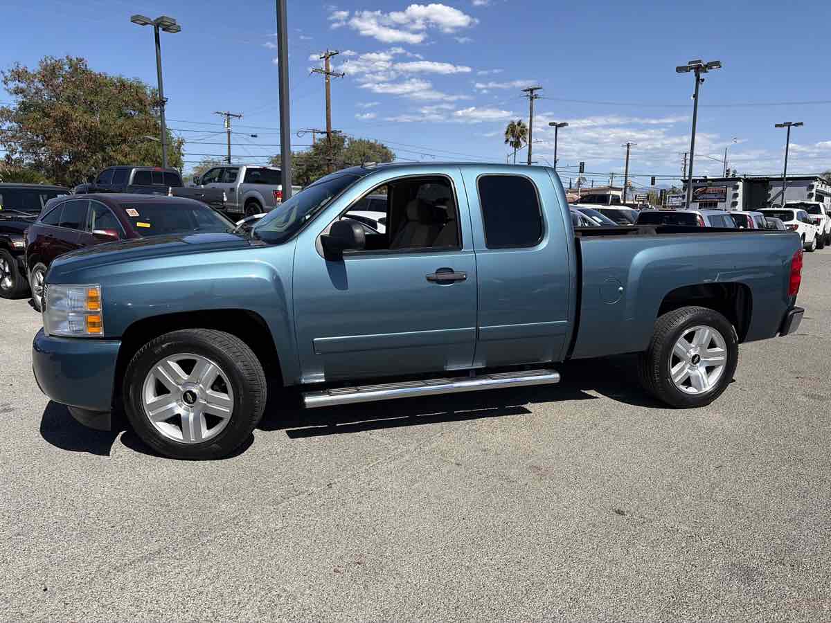 Chevrolet Silverado photo 2