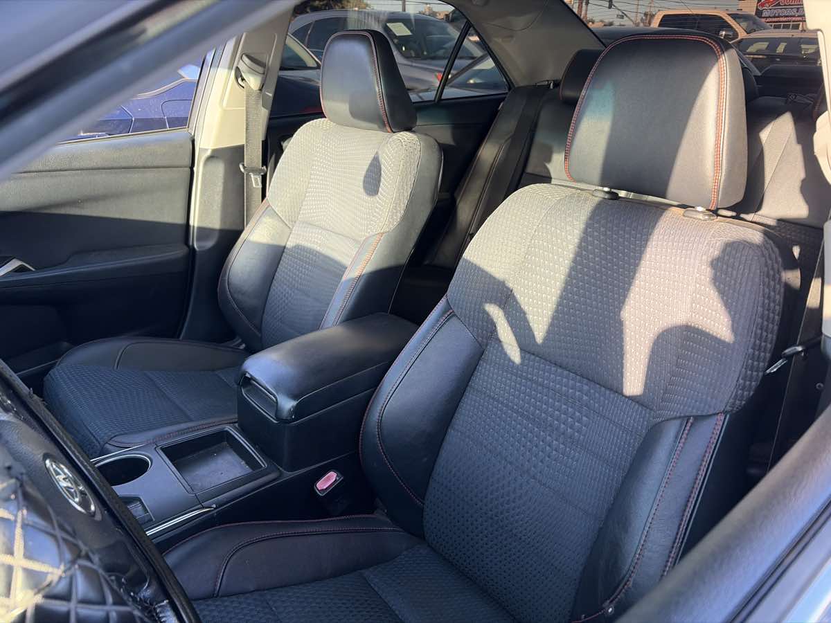 Toyota Camry photo 2