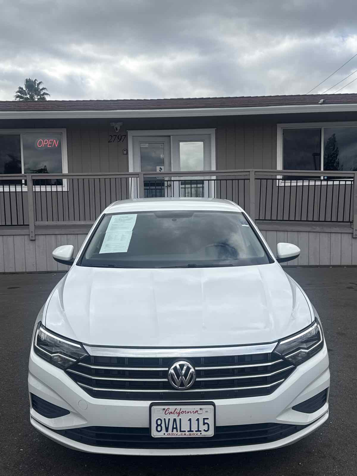 2021 Volkswagen Jetta SE R-Line photo 2