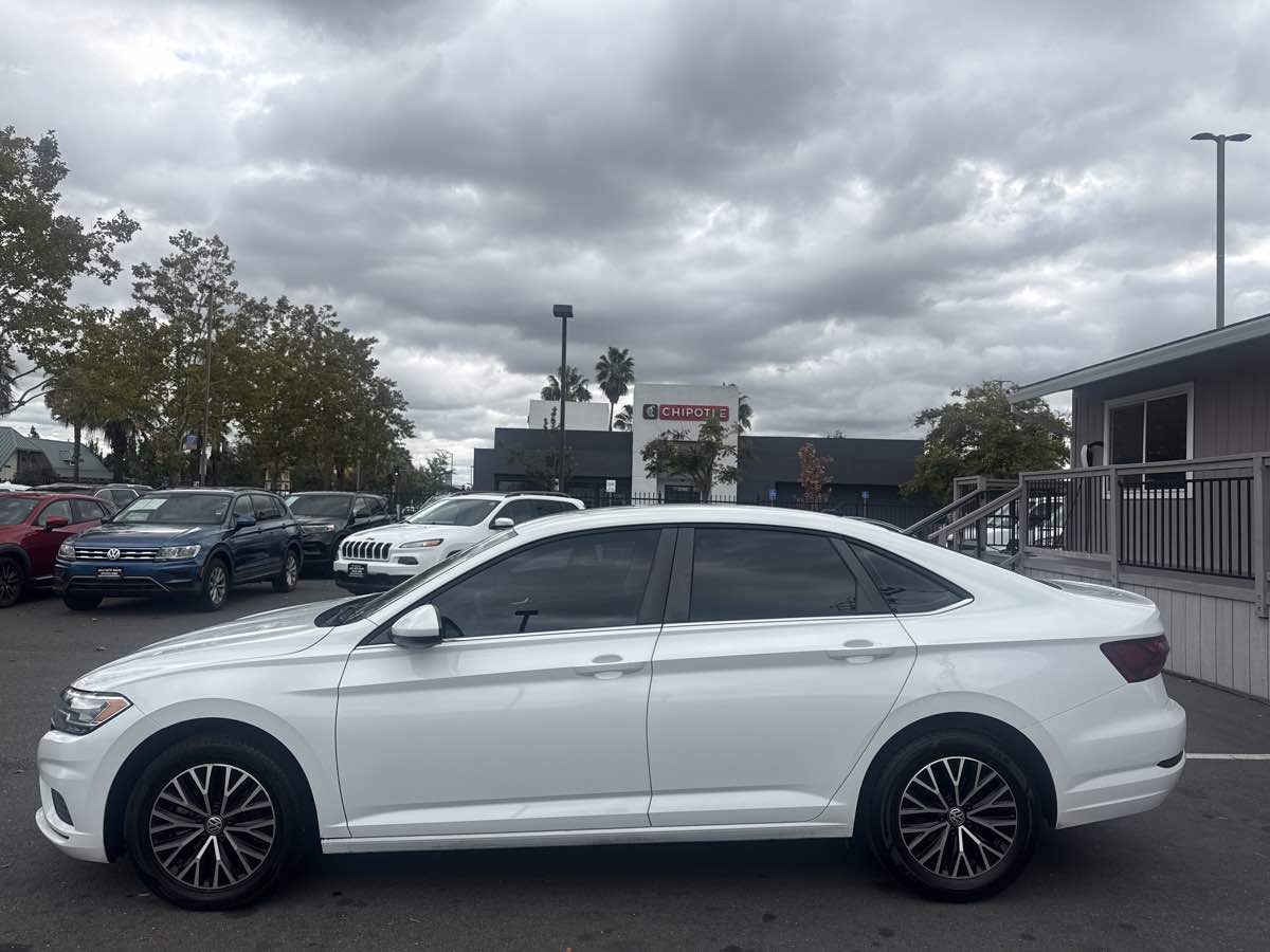 2021 Volkswagen Jetta SE R-Line photo 4