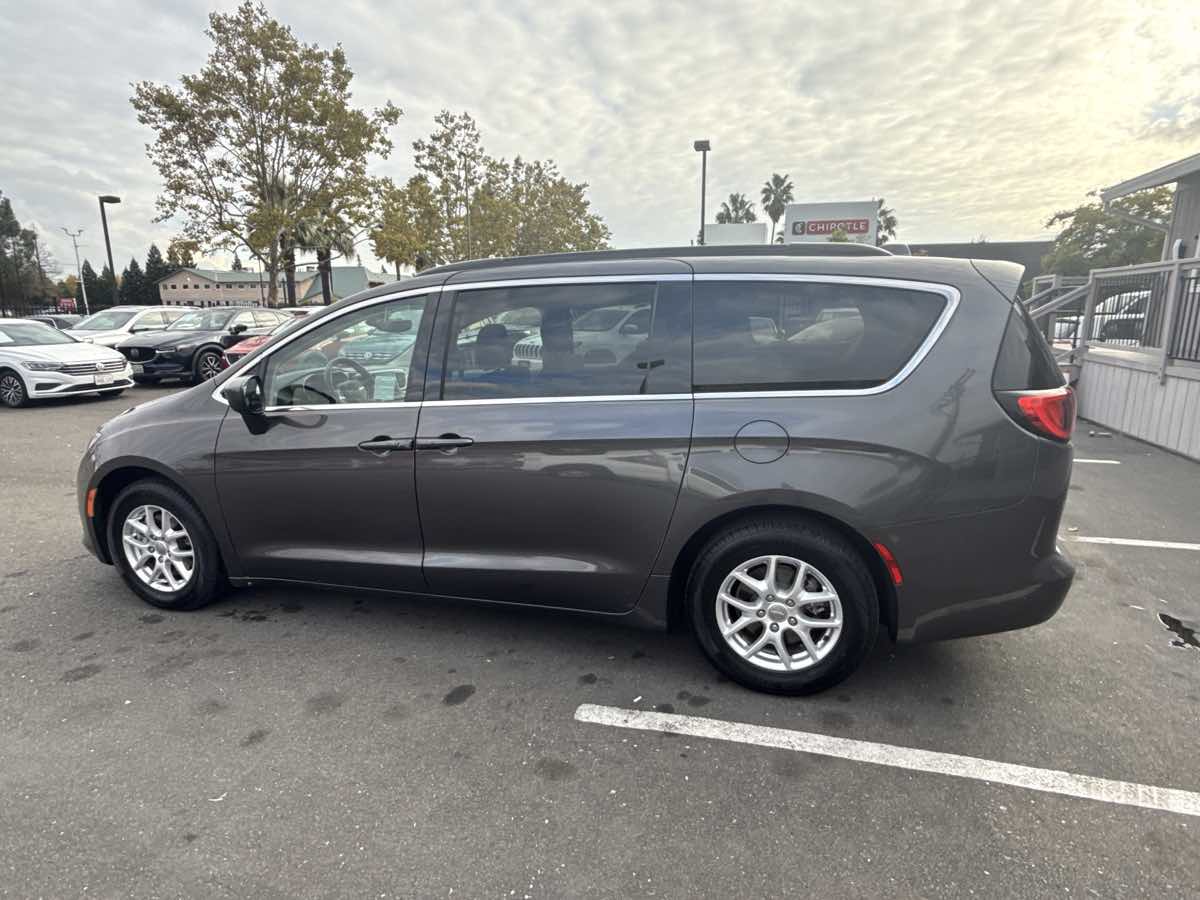 2017 Chrysler Pacifica Touring photo 3