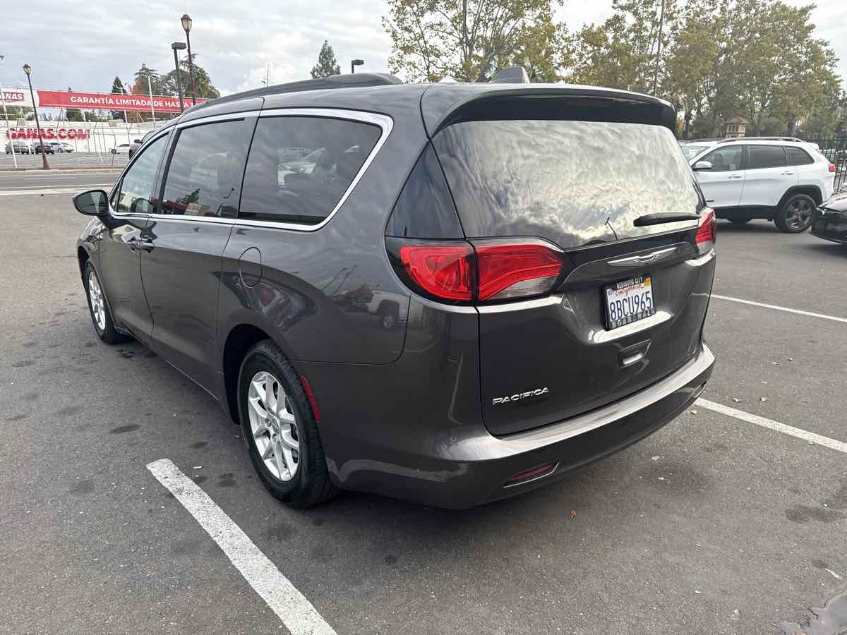 2017 Chrysler Pacifica Touring photo 4