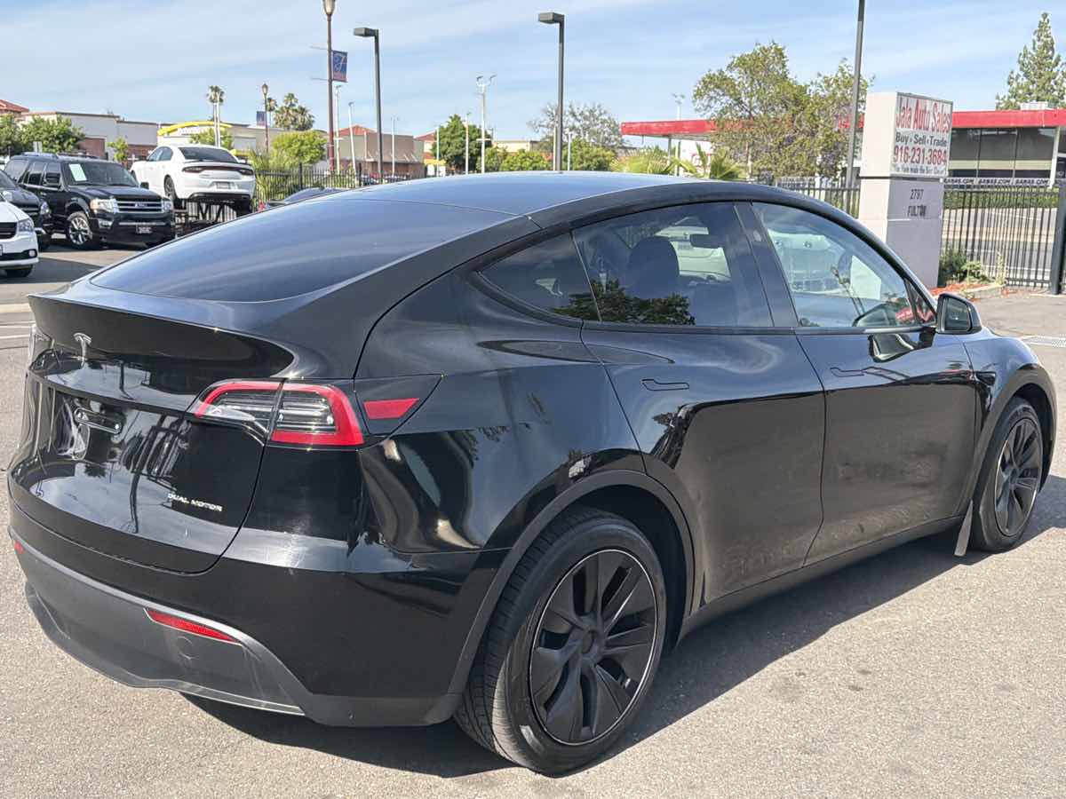 Tesla Model Y photo 7