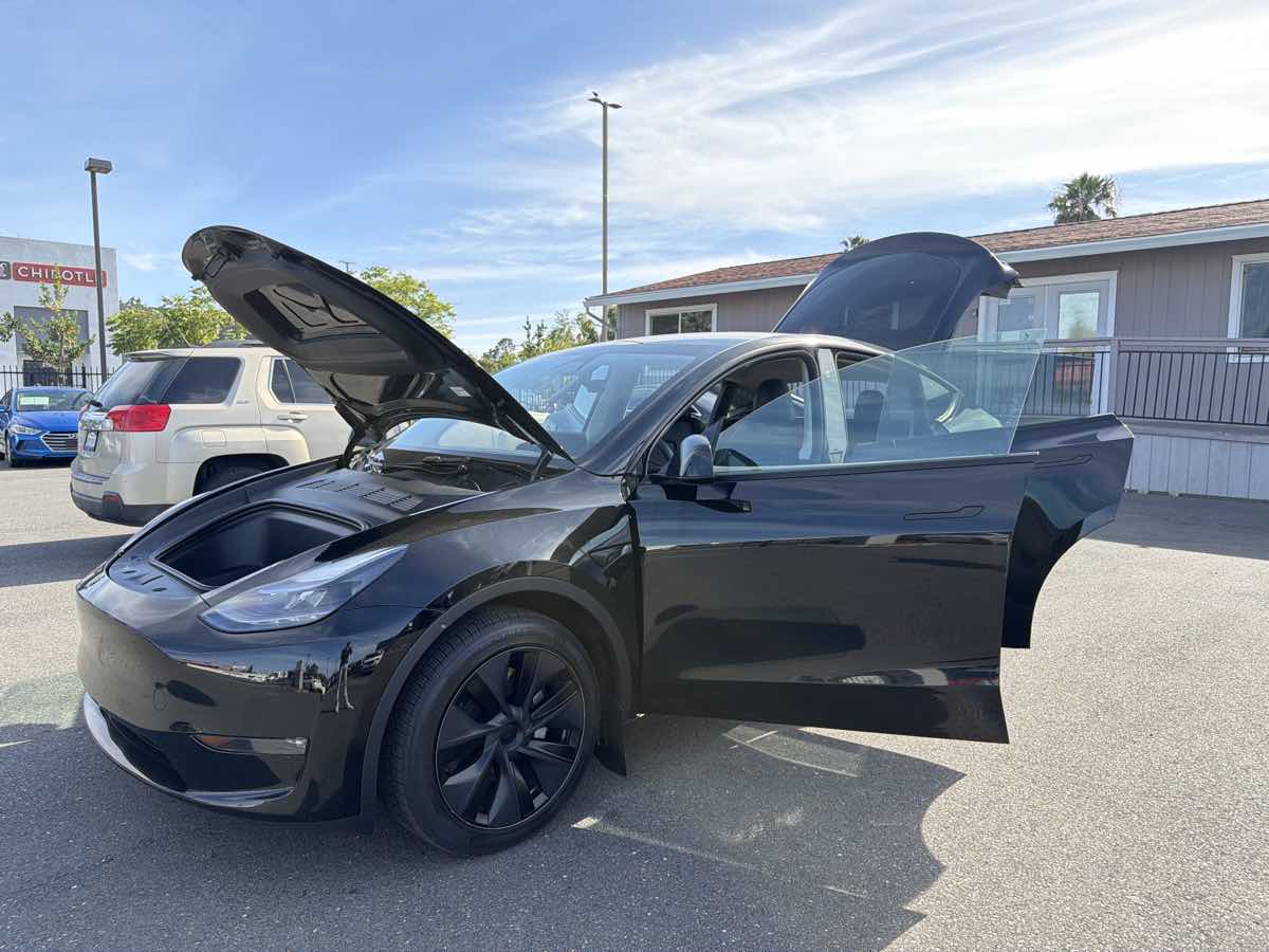 Tesla Model Y photo 11