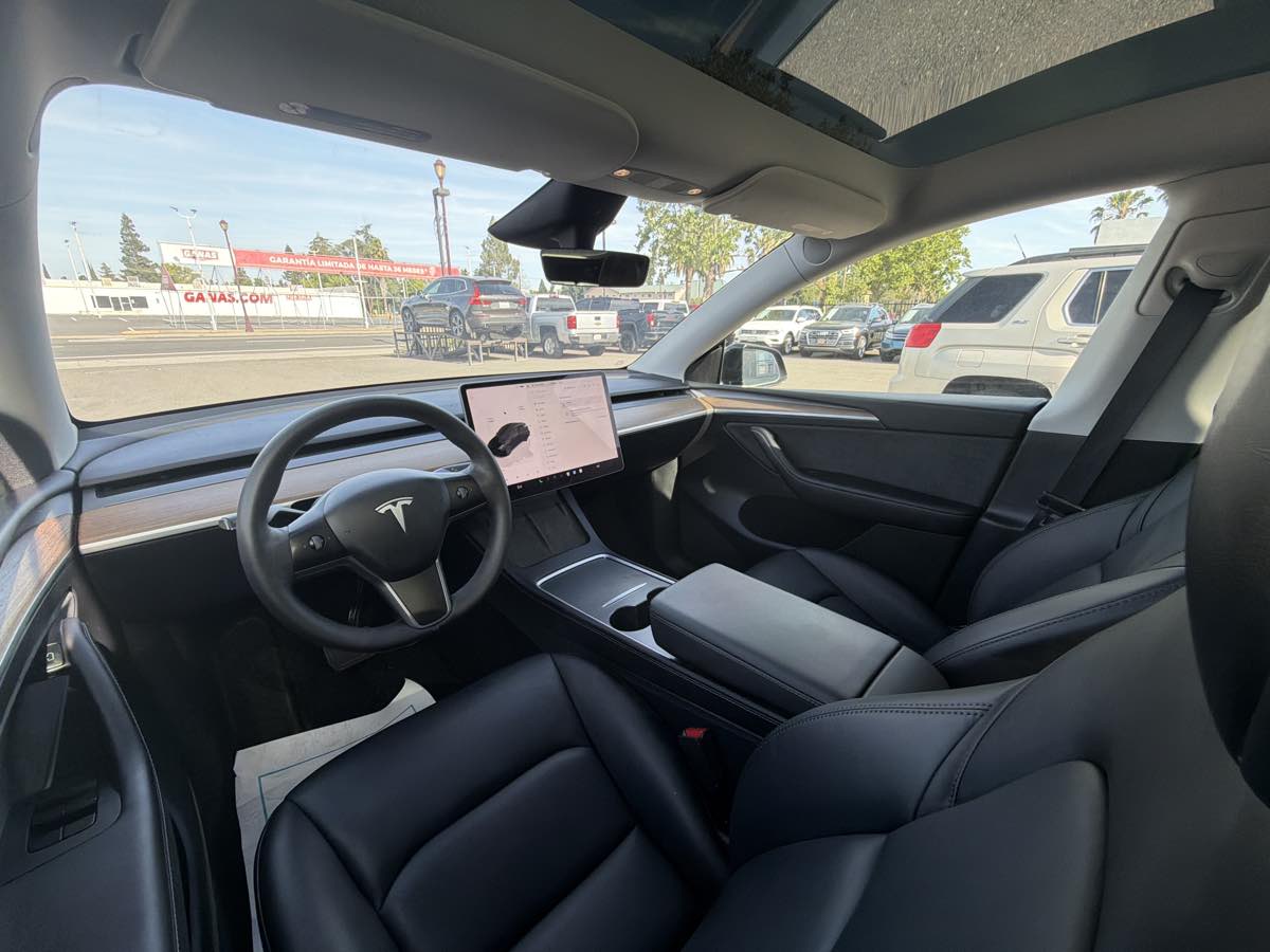 Tesla Model Y photo 24