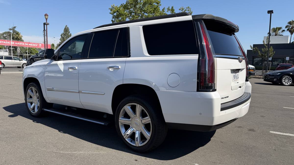 Cadillac Escalade photo 3