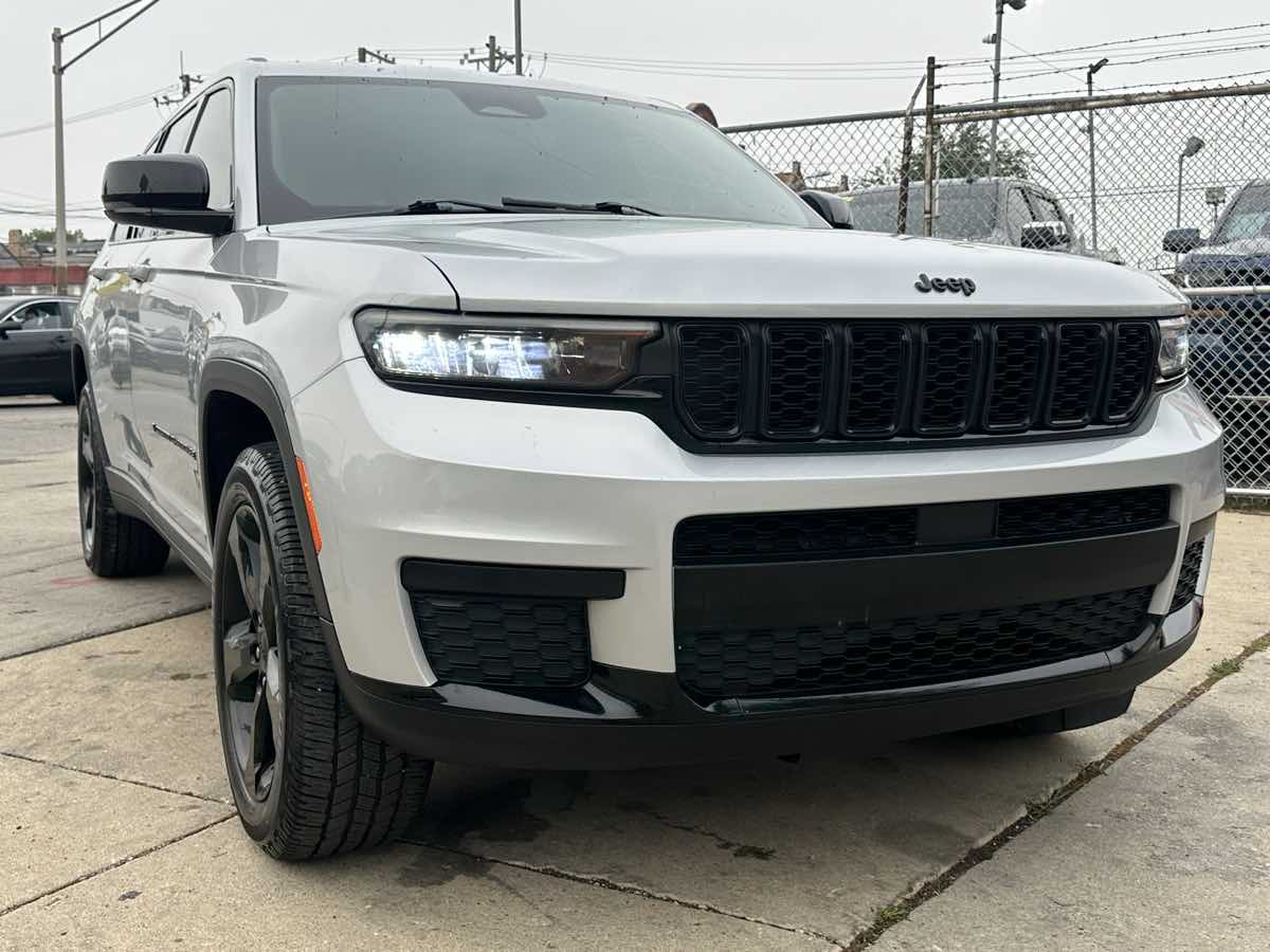 2021 Jeep Grand Cherokee Altitude photo 3